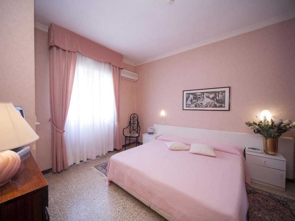 Hotel Aquila D'Oro Riccione Ruang foto